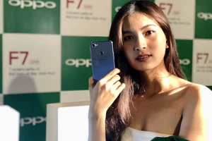 OPPO F7 với mặt lưng được phủ một lớp gương độc đáo