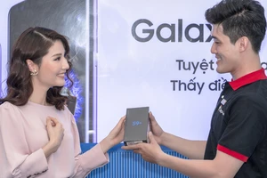 FPT Shop đã chính thức giao Galaxy S9+ 129GB phiên bản Lilac Purple cho khách hàng