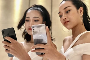 ZenFone với hai màu là đen khoáng và xám thạch anh