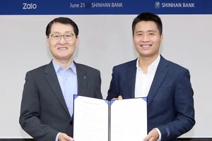 Ông Sung Ho Wi – Chủ tịch kiêm CEO của Shinhan bank và ông Vương Quang Khải – Phó tổng VNG, đại diện Zalo tại buổi ký kết