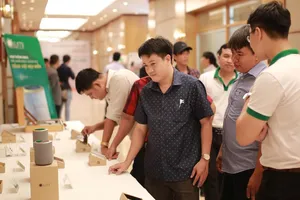 Khách hàng trải nghiệm loa Lumi