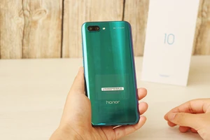 Honor 10 Phantom Green với màu sắc hêt sức ấn tượng