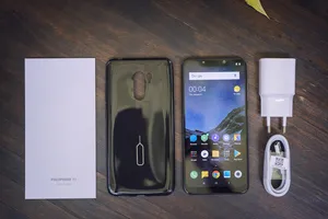 Toàn bộ POCOPHONE F1 khi vừa được "đập hộp"