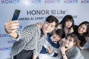 HONOR 10 Lite hướng vào khả năng chụp ảnh selfie