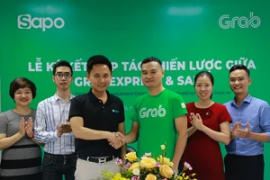 Lãnh đạo Sapo và GrabExpress tại lễ ký kết nhằm giúp các chủ shop bán hàng dễ dàng hơn