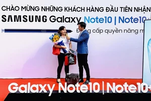 Khách hàng nhận Note10 