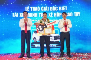 Ông Đặng Phước Thành - Chủ tịch HĐQT Vinasun Corp. và ông Đặng Thành Duy – Phó TGĐ Vinasun Corp., Chủ tịch HĐQT kiêm TGĐ Vinasun Green Taxi trao thưởng cho lái xe Nguyễn Thiêng