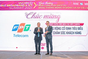 PTGĐ Chu Hùng Thắng (bên phải) đại diện FPT Telecom nhận giải thưởng