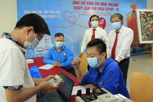 Đại diện Vinasun Taxi trao tiển mua vaccine Covid-19