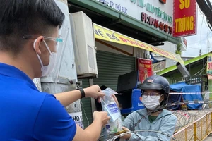 Nhân viên FPT Long Châu gởi quà đến người dân trong khu phong toả