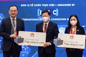 Ông David Wei, Tổng Giám đốc Huawei Việt Nam trao tặng 100 bộ thiết bị sạc dự phòng di động thông minh iSitePower-M