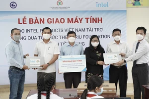 IPV phối hợp cùng Quỹ Dariu trao máy tính cho học sinh