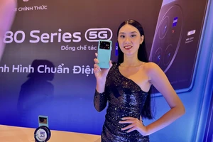 vivo X80 series với thiết kế camera đặc trưng của ZEISS