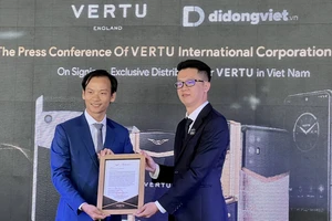 Đại diện Di Động Việt và Vertu Global đã ký kết hợp tác