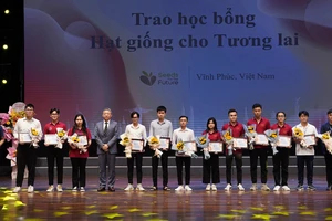 Học sinh, sinh viên nhận học bổng