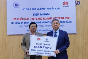 Huawei Việt Nam trao 100 máy tính bảng cho Sở GD-ĐT tỉnh Bắc Kạn