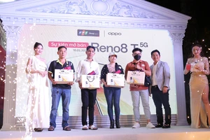 FPT Shop giao OPPO Reno8 T Series cho khách hàng