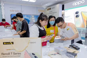 Khách hàng nhận OPPO Reno8 T Series tại Thế Giới Di Động