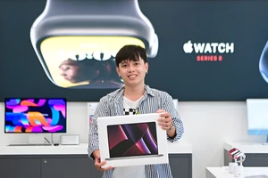 Khách hàng nhận MacBook Pro M2 2023