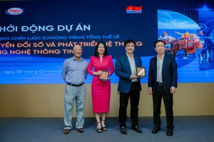 Vietsovpetro tặng quà lưu niệm cho đại diện liên danh nhà thầu FPT-Petro South