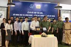 Lãnh đạo Sở KH-CN và Công an TPHCM trao kỷ niệm chương tại chương trình