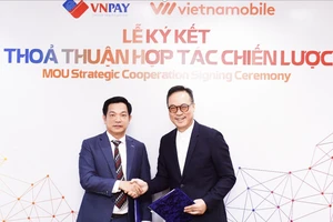 Ông Lê Tánh, Tổng Giám Đốc VNPAY và ông Raymond Ho, Tổng Giám Đốc Vietnamobile trong lễ ký kết