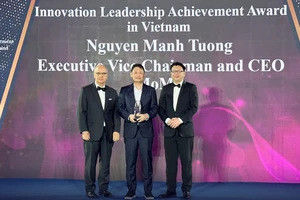 CEO MoMo Nguyễn Mạnh Tường nhận giải thưởng