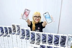 Chuẩn bị iPhone 15 series VN/A giao cho khách hàng