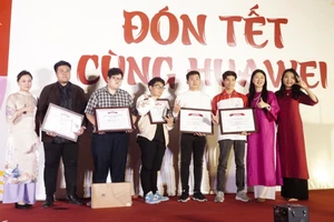 Các sinh viên xuất sắc nhất của cuộc thi ICT Competition 2023 - 2024.