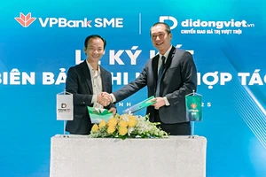 Đại diện Di Động Việt ký kết hợp tác cùng VPBank.