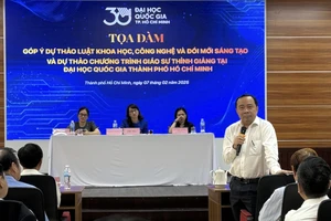 PGS.TS Vũ Hải Quân, Giám đốc ĐHQG-HCM giải đáp kịp thời các ý kiến cho các đại biểu. 