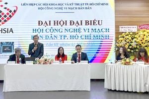 PGS.TS Nguyễn Văn Hiếu (đứng) được bầu làm Chủ tịch Hội Công nghệ vi mạch bán dẫn TPHCM