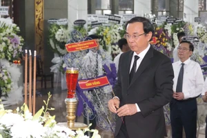 Bí thư Thành ủy TPHCM Nguyễn Văn Nên viếng Giáo sư, Tiến sĩ Đặng Lương Mô. Ảnh: HOÀNG HÙNG