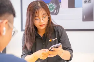 Khách hàng mua các sản phẩm công nghệ tại hệ thống cửa hàng Viện Di Động.