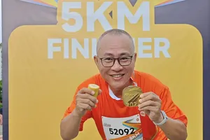 Một vận động viên tham dự Xiaomi POP Run với Xiaomi Smart Band 10 trên tay