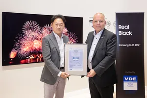 Đại diện Samsung nhận chứng nhận Real Black từ VDE