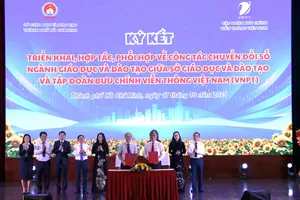 Đại diện VNPT TPHCM và Sở Giáo dục- Đào tạo TPHCM tại lễ ký kết