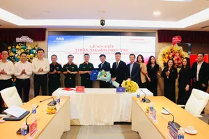 Đại diện Viettel TPHCM và Ngân hàng TMCP Á Châu ký kết hợp tác.