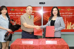 Đại diện FPT Shop và TriGood tại buổi lễ ký kết