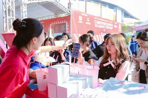 Sinh viên hào hứng tham gia “Thử thách bảo mật” và tìm hiểu công nghệ tại gian hàng MoMo