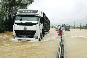 Bão, lũ vừa qua đã gây thiệt hại nặng nề cho các tỉnh miền Trung nên rất cần sự chung tay của toàn xã hội để giúp đỡ người dân khắc phục hậu quả sau bão