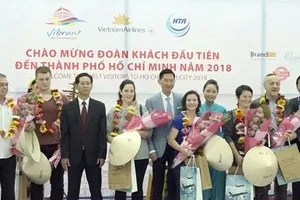 Lãnh đạo UBND TPHCM, ngành du lịch TPHCM đón đoàn khách quốc tế "xông đất" du lịch TPHCM sáng 1-1-2018. Ảnh: ĐÌNH DƯ
