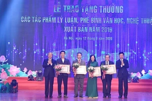 Trao tặng thưởng 15 tác phẩm lý luận, phê bình Văn học Nghệ thuật 