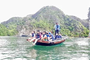 Hiện, ngành du lịch đang nỗ lực, tích cực thực hiện các biện pháp kích cầu nhằm “vực dậy” du lịch nước nhà