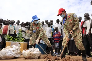 Chiến sĩ mũ nồi xanh của Việt Nam trồng cây gây bóng mát ở Nam Sudan