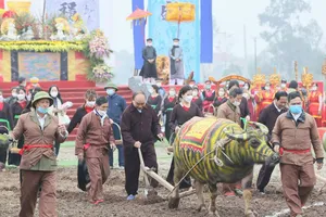 Chủ tịch nước xuống đồng cày ruộng khai hội Tịch điền 2022