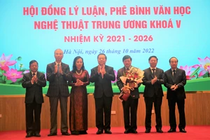 Ra mắt Hội đồng Lý luận phê bình văn học nghệ thuật Trung ương khóa V 