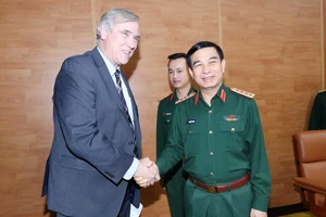 Bộ trưởng Bộ Quốc phòng đón tiếp Thượng Nghị sĩ Jeff Merkley, Đoàn Nghị sĩ Quốc hội Hoa Kỳ. Ảnh: HẢI PHẠM