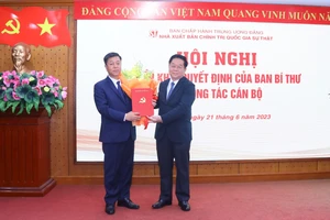 Đồng chí Nguyễn Trọng Nghĩa, Trưởng Ban Tuyên giáo Trung ương trao Quyết định bổ nhiệm PGS.TS Vũ Trọng Lâm giữ chức Giám đốc- Tổng Biên tập NXB Chính trị quốc gia Sự thật