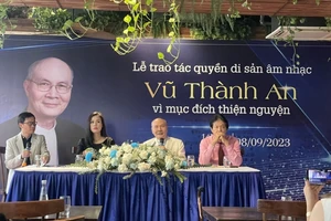 Quang cảnh lễ trao tác quyền di sản âm nhạc Vũ Thành An vì mục đích thiện nguyện